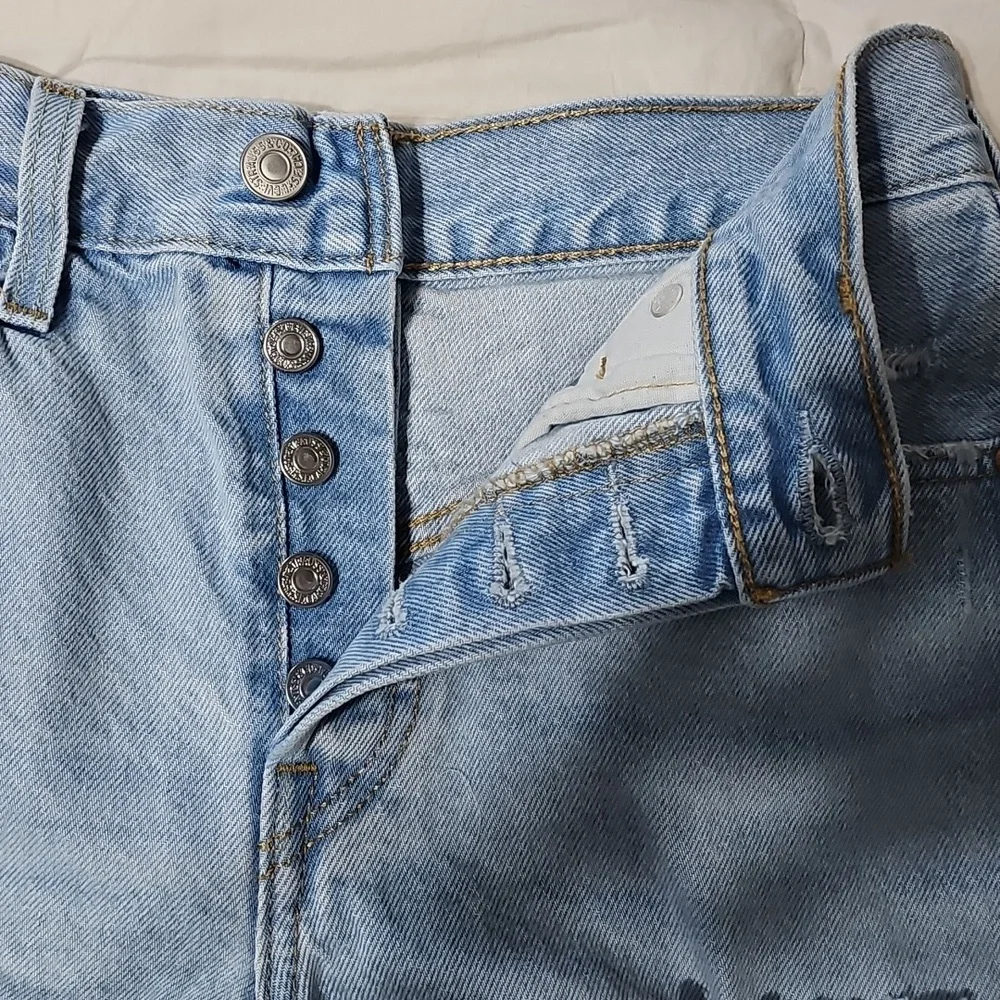 Womens 501 Levi Distressed Shorts. 2